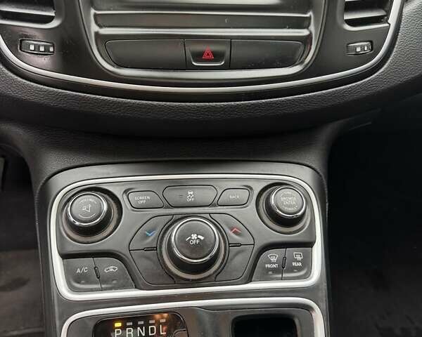 Білий Крайслер 200, об'ємом двигуна 2.4 л та пробігом 180 тис. км за 8300 $, фото 9 на Automoto.ua