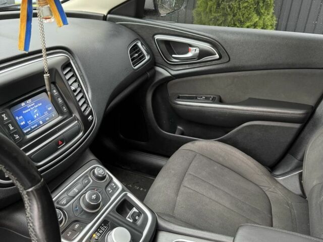 Білий Крайслер 200, об'ємом двигуна 2.4 л та пробігом 180 тис. км за 8300 $, фото 8 на Automoto.ua