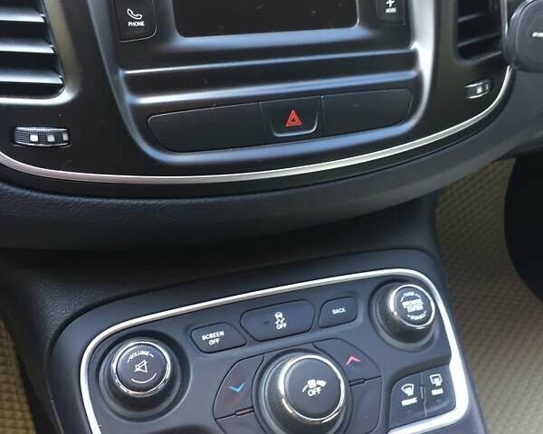 Белый Крайслер 200, объемом двигателя 2.36 л и пробегом 171 тыс. км за 10700 $, фото 12 на Automoto.ua