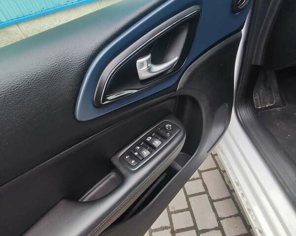 Белый Крайслер 200, объемом двигателя 2.36 л и пробегом 152 тыс. км за 9450 $, фото 6 на Automoto.ua