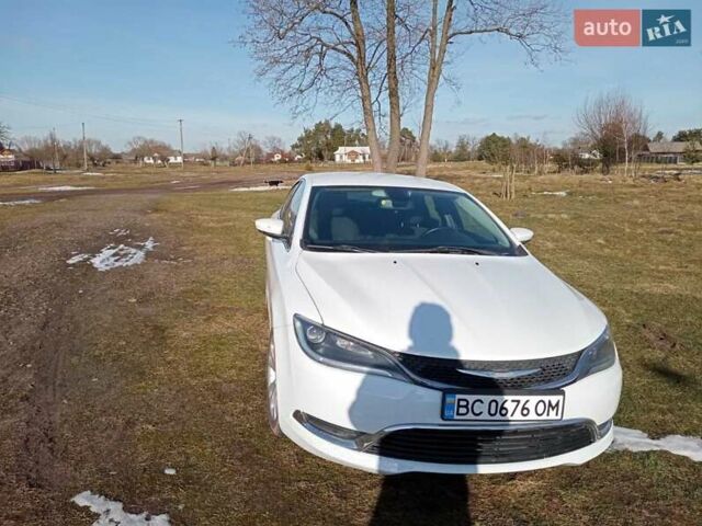 Белый Крайслер 200, объемом двигателя 2.4 л и пробегом 261 тыс. км за 9200 $, фото 1 на Automoto.ua