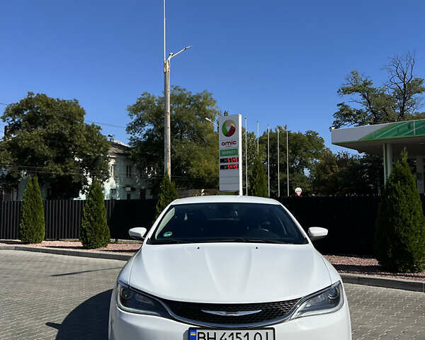 Белый Крайслер 200, объемом двигателя 2.36 л и пробегом 258 тыс. км за 7900 $, фото 1 на Automoto.ua