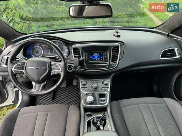 Белый Крайслер 200, объемом двигателя 2.36 л и пробегом 133 тыс. км за 8750 $, фото 5 на Automoto.ua