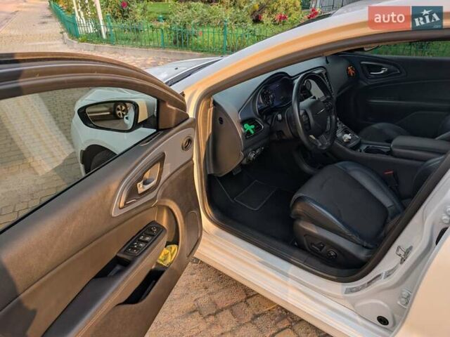 Белый Крайслер 200, объемом двигателя 3.6 л и пробегом 145 тыс. км за 11600 $, фото 7 на Automoto.ua