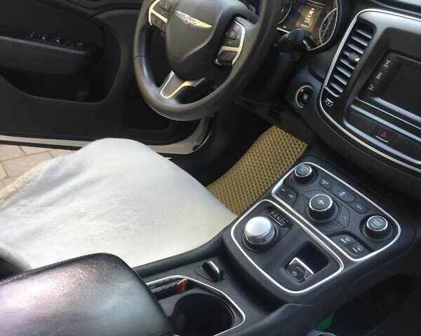Белый Крайслер 200, объемом двигателя 2.36 л и пробегом 171 тыс. км за 10700 $, фото 7 на Automoto.ua