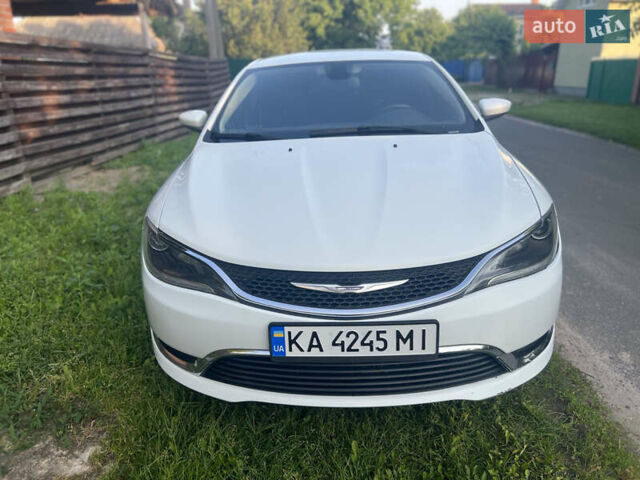 Белый Крайслер 200, объемом двигателя 2.36 л и пробегом 289 тыс. км за 9500 $, фото 1 на Automoto.ua