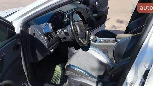 Білий Крайслер 200, об'ємом двигуна 3.6 л та пробігом 204 тис. км за 10999 $, фото 2 на Automoto.ua