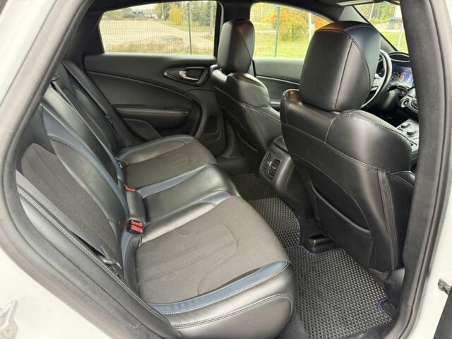 Белый Крайслер 200, объемом двигателя 3.6 л и пробегом 204 тыс. км за 9900 $, фото 22 на Automoto.ua