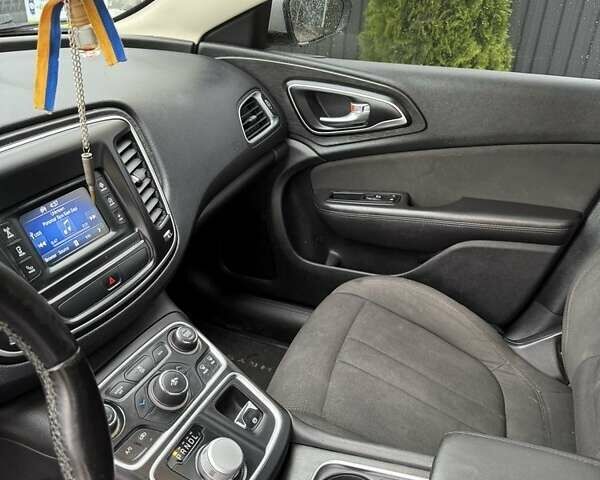 Білий Крайслер 200, об'ємом двигуна 2.4 л та пробігом 180 тис. км за 8300 $, фото 7 на Automoto.ua
