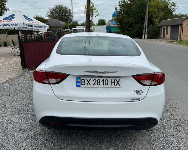 Белый Крайслер 200, объемом двигателя 2.36 л и пробегом 133 тыс. км за 8750 $, фото 1 на Automoto.ua