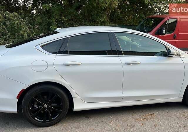 Белый Крайслер 200, объемом двигателя 2.4 л и пробегом 160 тыс. км за 11000 $, фото 2 на Automoto.ua