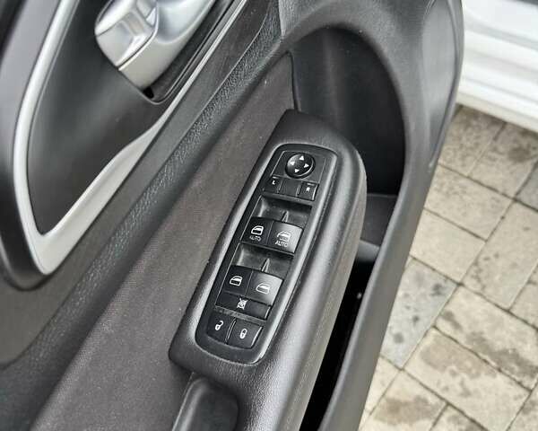 Білий Крайслер 200, об'ємом двигуна 2.4 л та пробігом 180 тис. км за 8300 $, фото 11 на Automoto.ua