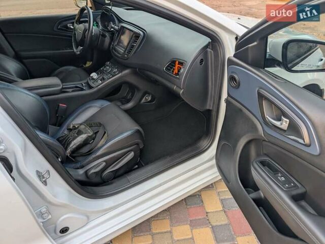 Белый Крайслер 200, объемом двигателя 3.6 л и пробегом 145 тыс. км за 11600 $, фото 13 на Automoto.ua