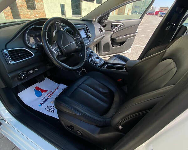Белый Крайслер 200, объемом двигателя 3.6 л и пробегом 125 тыс. км за 9600 $, фото 9 на Automoto.ua
