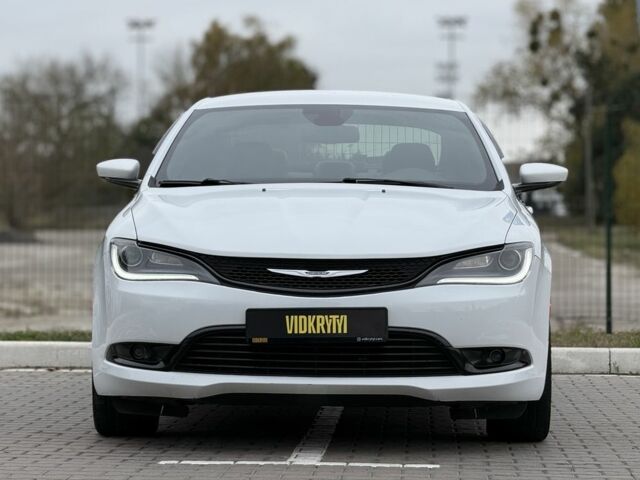 Белый Крайслер 200, объемом двигателя 3.6 л и пробегом 204 тыс. км за 9900 $, фото 1 на Automoto.ua