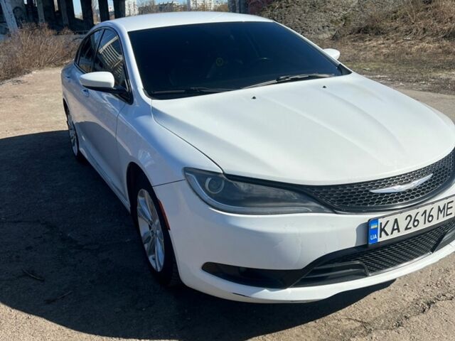 Белый Крайслер 200, объемом двигателя 2.36 л и пробегом 200 тыс. км за 9000 $, фото 1 на Automoto.ua