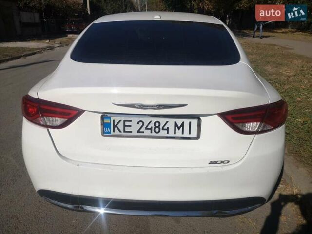 Белый Крайслер 200, объемом двигателя 2.36 л и пробегом 215 тыс. км за 9200 $, фото 1 на Automoto.ua