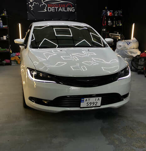 Белый Крайслер 200, объемом двигателя 2.36 л и пробегом 151 тыс. км за 9150 $, фото 3 на Automoto.ua