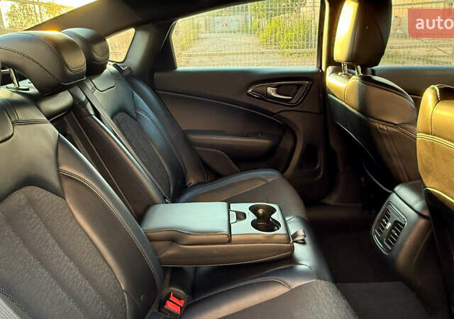 Белый Крайслер 200, объемом двигателя 2.36 л и пробегом 151 тыс. км за 9150 $, фото 4 на Automoto.ua