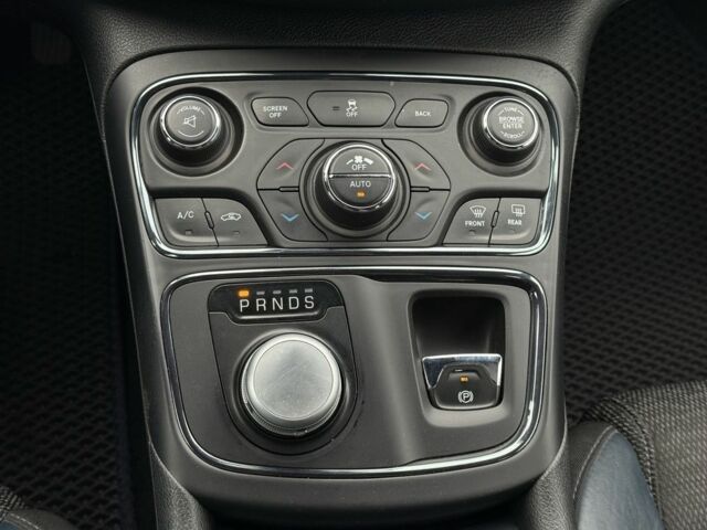 Белый Крайслер 200, объемом двигателя 3.6 л и пробегом 204 тыс. км за 9900 $, фото 16 на Automoto.ua