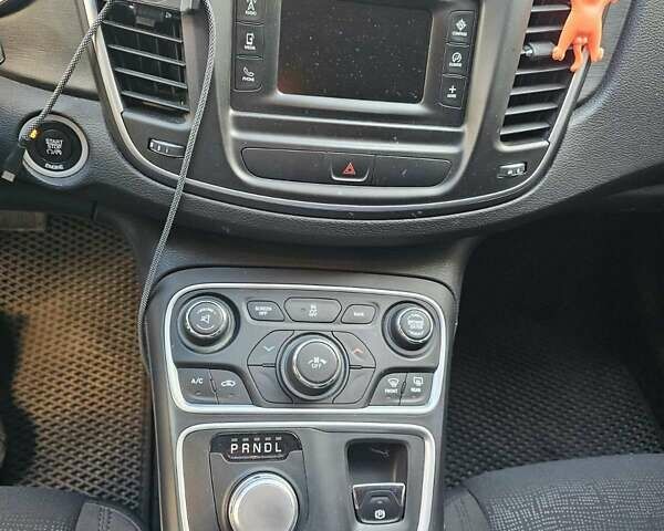 Белый Крайслер 200, объемом двигателя 2.36 л и пробегом 66 тыс. км за 10800 $, фото 4 на Automoto.ua