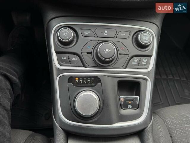 Белый Крайслер 200, объемом двигателя 2.4 л и пробегом 101 тыс. км за 10500 $, фото 32 на Automoto.ua