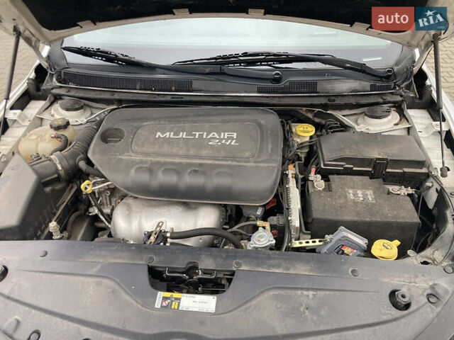 Белый Крайслер 200, объемом двигателя 2.36 л и пробегом 87 тыс. км за 11000 $, фото 6 на Automoto.ua