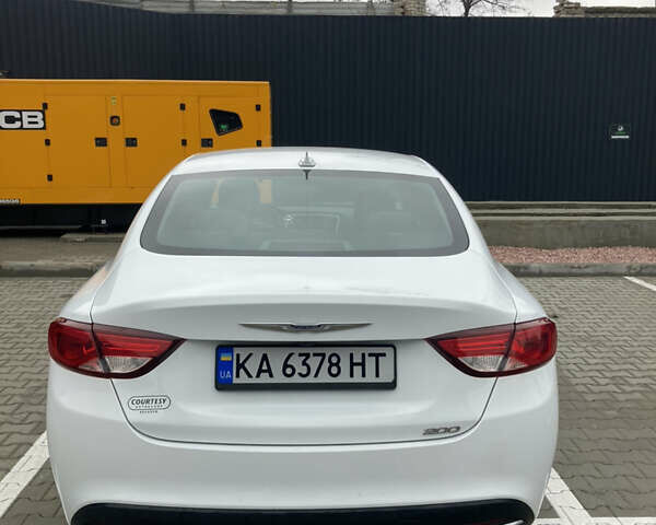 Белый Крайслер 200, объемом двигателя 2.36 л и пробегом 87 тыс. км за 11000 $, фото 2 на Automoto.ua