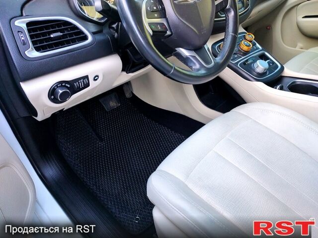 Белый Крайслер 200, объемом двигателя 2.4 л и пробегом 125 тыс. км за 9500 $, фото 8 на Automoto.ua