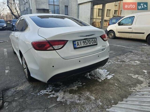 Белый Крайслер 200, объемом двигателя 2.36 л и пробегом 66 тыс. км за 10800 $, фото 6 на Automoto.ua