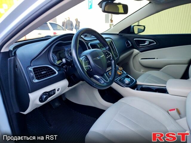 Белый Крайслер 200, объемом двигателя 2.4 л и пробегом 125 тыс. км за 9500 $, фото 2 на Automoto.ua