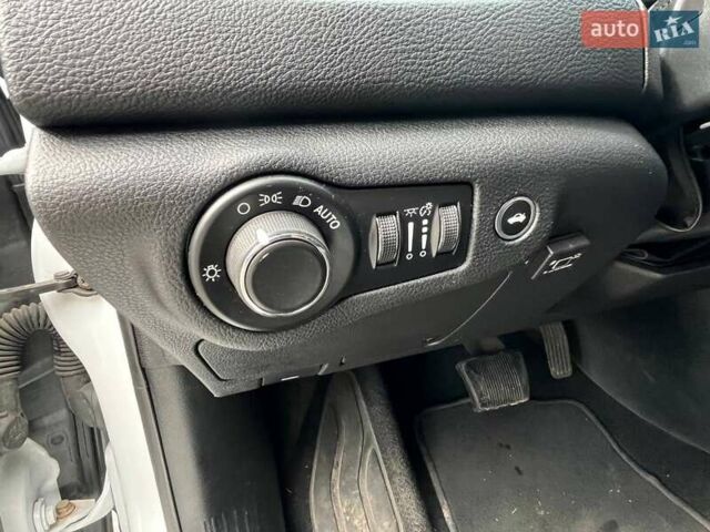 Белый Крайслер 200, объемом двигателя 2.36 л и пробегом 200 тыс. км за 9700 $, фото 41 на Automoto.ua