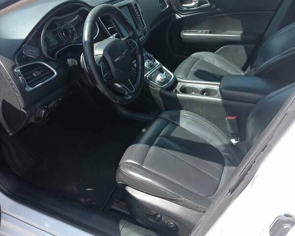 Білий Крайслер 200, об'ємом двигуна 2.36 л та пробігом 178 тис. км за 11200 $, фото 7 на Automoto.ua