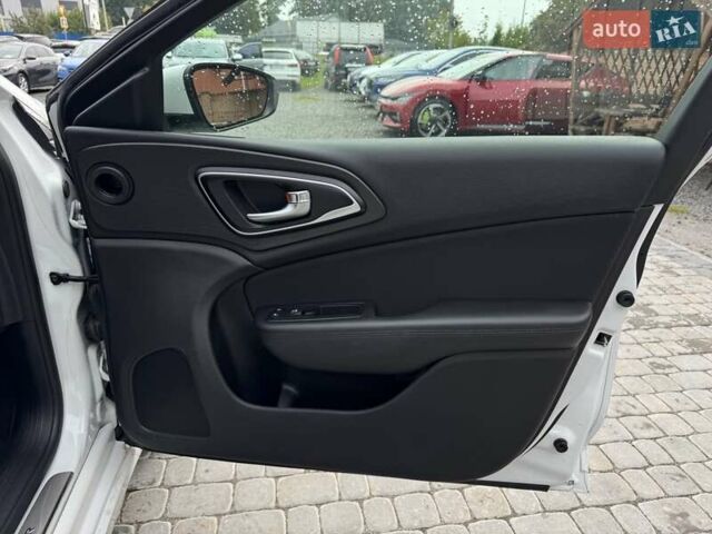 Білий Крайслер 200, об'ємом двигуна 2.4 л та пробігом 101 тис. км за 9500 $, фото 23 на Automoto.ua