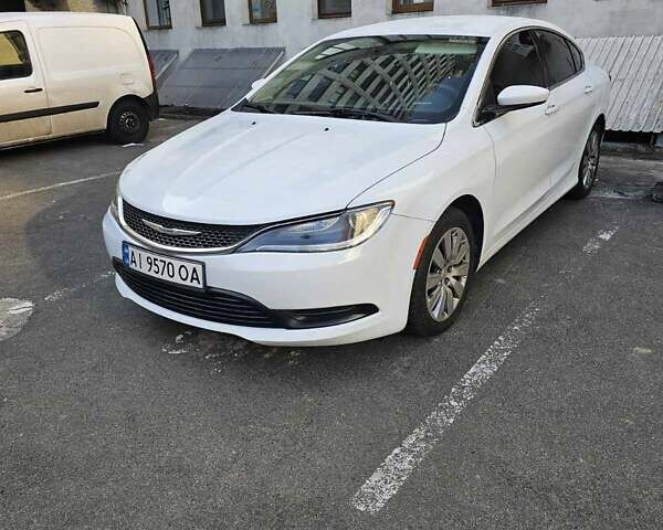 Белый Крайслер 200, объемом двигателя 2.36 л и пробегом 66 тыс. км за 10800 $, фото 5 на Automoto.ua