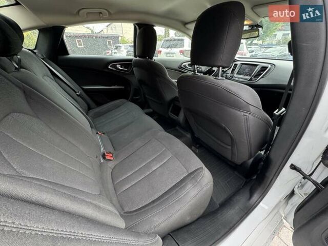 Білий Крайслер 200, об'ємом двигуна 2.4 л та пробігом 101 тис. км за 9500 $, фото 22 на Automoto.ua