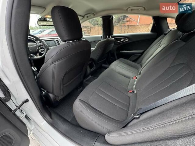 Білий Крайслер 200, об'ємом двигуна 2.4 л та пробігом 101 тис. км за 9500 $, фото 2 на Automoto.ua