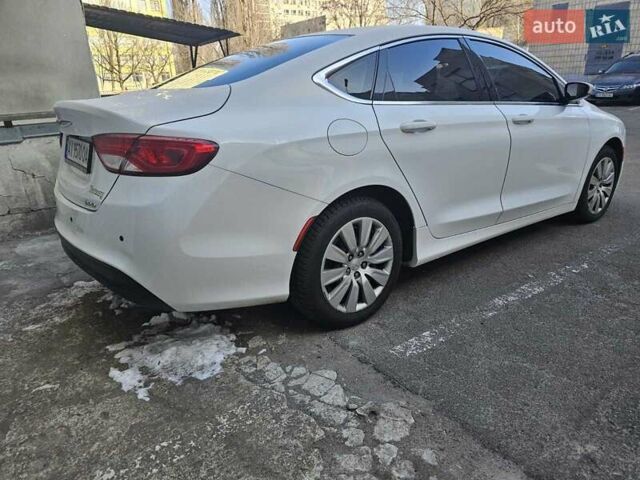 Белый Крайслер 200, объемом двигателя 2.36 л и пробегом 66 тыс. км за 10800 $, фото 1 на Automoto.ua