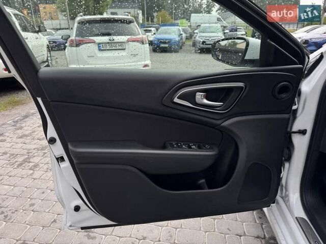 Білий Крайслер 200, об'ємом двигуна 2.4 л та пробігом 101 тис. км за 9500 $, фото 18 на Automoto.ua