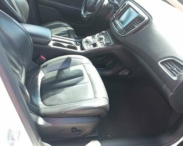 Білий Крайслер 200, об'ємом двигуна 2.36 л та пробігом 178 тис. км за 11200 $, фото 10 на Automoto.ua