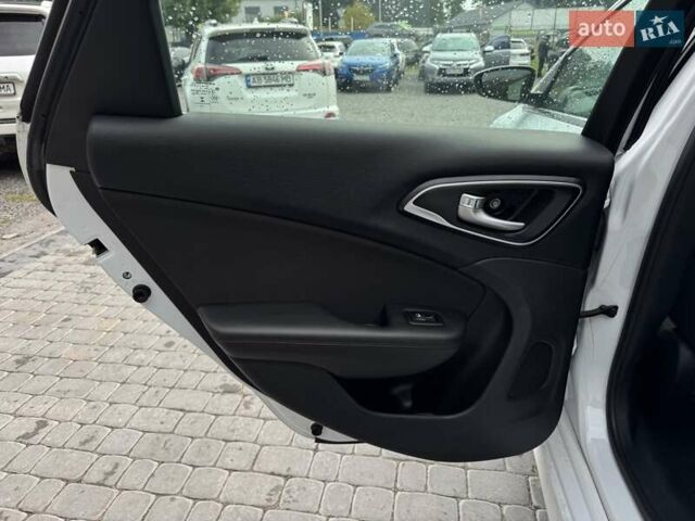 Білий Крайслер 200, об'ємом двигуна 2.4 л та пробігом 101 тис. км за 9500 $, фото 20 на Automoto.ua