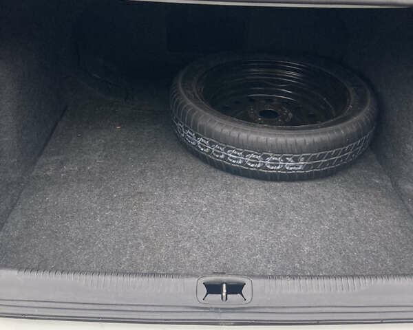 Белый Крайслер 200, объемом двигателя 2.36 л и пробегом 87 тыс. км за 11000 $, фото 5 на Automoto.ua