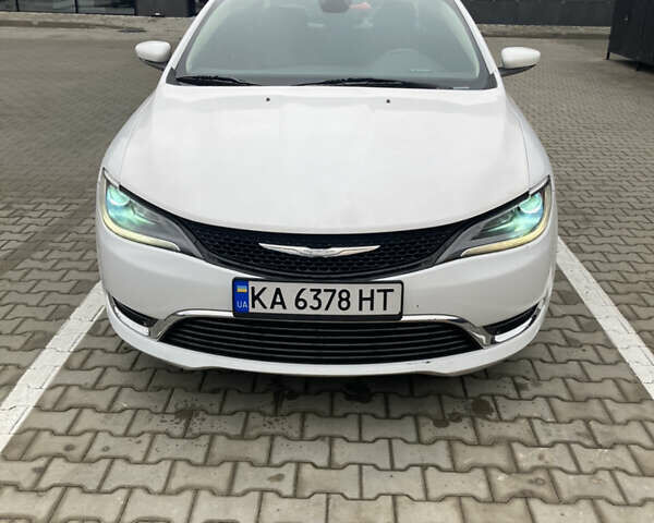 Белый Крайслер 200, объемом двигателя 2.36 л и пробегом 87 тыс. км за 11000 $, фото 1 на Automoto.ua