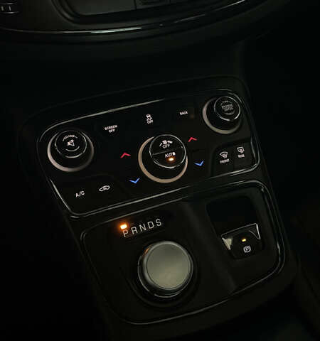 Білий Крайслер 200, об'ємом двигуна 3.61 л та пробігом 186 тис. км за 10600 $, фото 15 на Automoto.ua