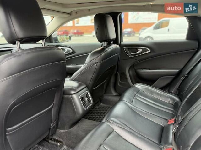 Черный Крайслер 200, объемом двигателя 3.61 л и пробегом 176 тыс. км за 12000 $, фото 2 на Automoto.ua