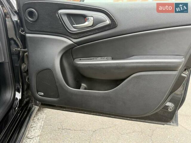 Черный Крайслер 200, объемом двигателя 3.61 л и пробегом 176 тыс. км за 12000 $, фото 6 на Automoto.ua