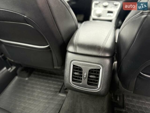 Черный Крайслер 200, объемом двигателя 3.61 л и пробегом 176 тыс. км за 12000 $, фото 9 на Automoto.ua