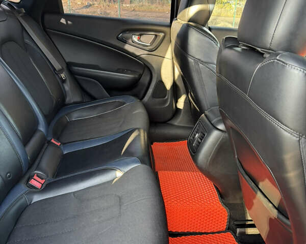 Крайслер 200 2014 в Первомайск на Automoto.ua Черный Крайслер 200, объемом двигателя 2.36 л и пробегом 177 тыс. км за 11000 $, фото 9 на Automoto.ua