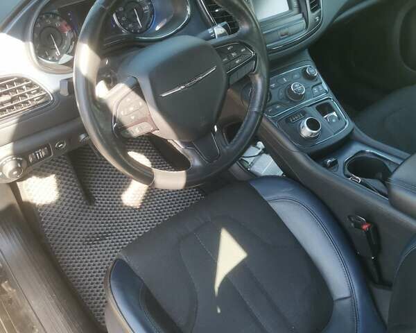 Черный Крайслер 200, объемом двигателя 2.4 л и пробегом 171 тыс. км за 9299 $, фото 3 на Automoto.ua