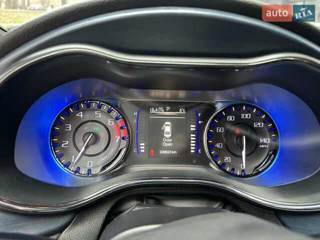 Чорний Крайслер 200, об'ємом двигуна 2.36 л та пробігом 230 тис. км за 9400 $, фото 7 на Automoto.ua